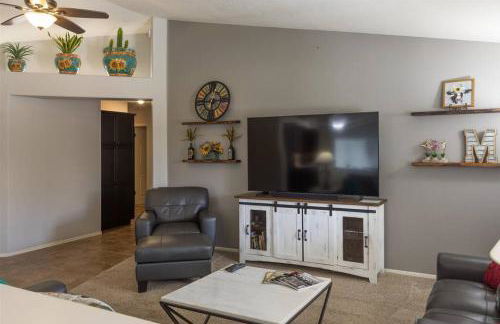 Cozy home with pool, fire table, BBQ, RV parking - Foto 7