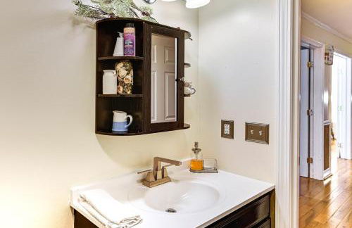 Walk to Waterfront Cozy Fall River Condo - Foto 16