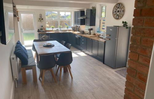 Blissful 4-Bedroom Home with Hot tub - Foto 25