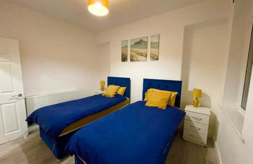 Neath, South Wales Getaway - 4 Bedroom Home -7 Guests - Free Parking - Foto 2