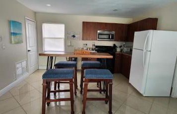 Prime Location Gateway with Pool & Patios, Near Beaches, Groceries and Restaurants - Photo 26