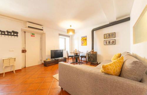 Charming Classic-Rustic Retreat in Historic Lisbon - Photo 13