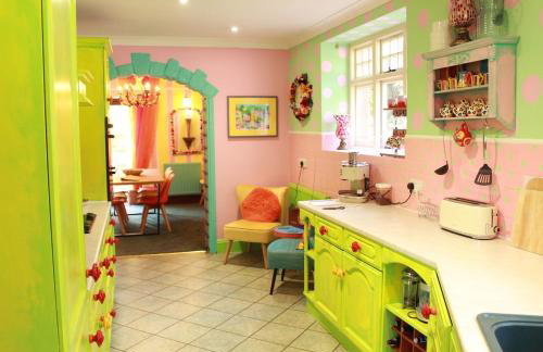 Historic Pike House with Beautiful Garden - Photo 12