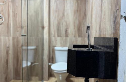 Studio com quarto e banheiro em frente ao Parque do Lago Acomoda até 2 pessoas 1 cama - Foto 13