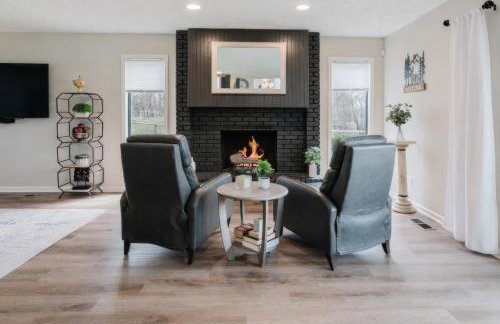 Lakefront Retreat with Views and Decks and Fire Pit - Foto 17