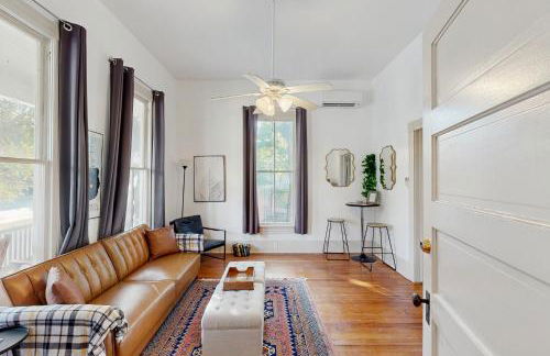 Historic charmer with updated appliances, enclosed yard, & AC - near downtown - Foto 19