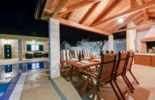 Beautiful Villa Petra with Summer Kitchen and Pool - Foto 21