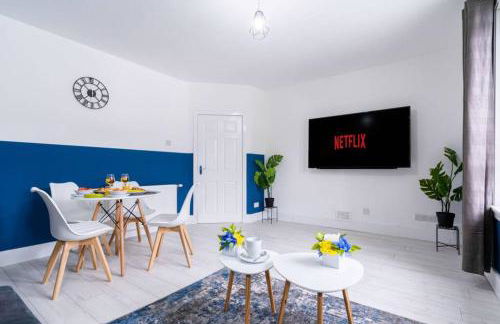 Cheerful 2 Bedroom Homely Apartment, Sleeps 4 Guest Comfy, 1x Double Bed, 2x Single Beds, Free Parking, Free WiFi, Suitable For Business, Leisure Guest, Contractors, QE Hospital, Glasgow, Near Airport & City Centre, Perfect For Common Wealth Games 2026 - Foto 29