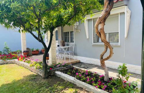 The Little Blooming House - Photo 36