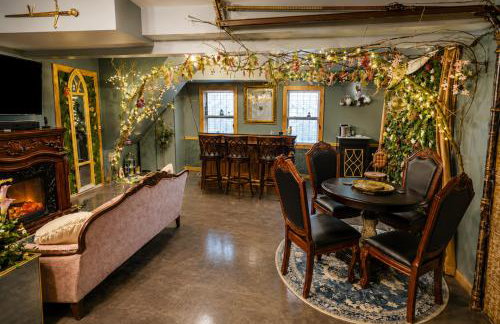 Villa Serena Tuscan Theme home with a HIDDEN lounge, fire pit, lawn games, creek - Foto 44