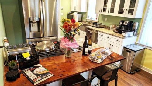 Walkable Elmwood Cottage, No Chores 2Bath 2BR 1Car - Foto 3, stove, dishwasher, pet friendly, toaster, minibar