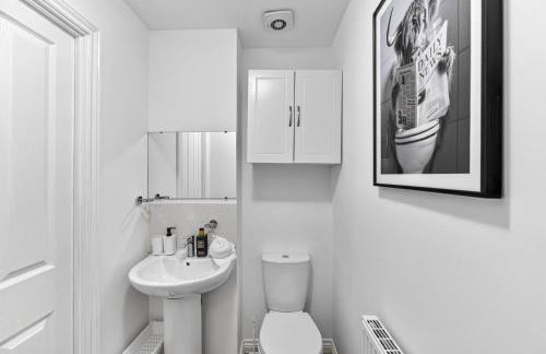 Stylish 3 Bedroom House - Excellent Location - Free Parking, Garden, Fast Wifi, Work Space and Self-Check-In by Yoko Property - Foto 13