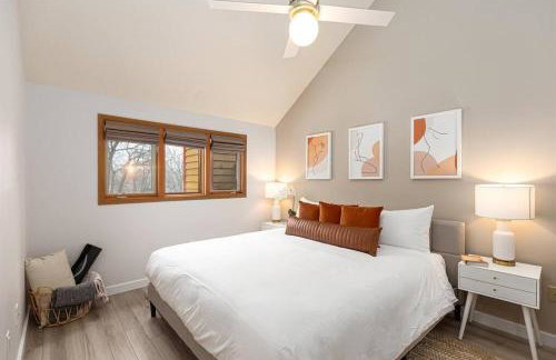 Peaceful 2-bedroom townhome retreat w/wooded view - Foto 1