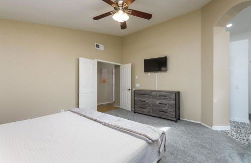 Luxe Desert-Chic 3BR with Heated Pool, Spa, and Grill - Foto 26