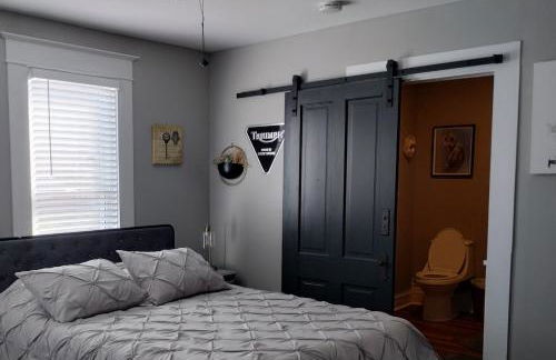 The Bluebird Guesthouse *walk to downtown* - Photo 28