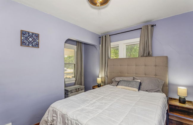 Cute Cozy and Cheerful 3 Bedroom House - Photo 13