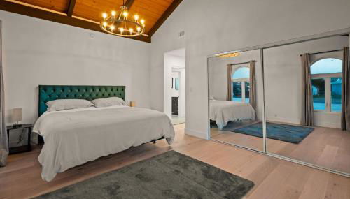 Spacious Modern Home with Rooftop & Private Backyard - Foto 2