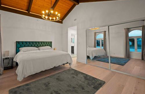 Spacious Modern Home with Rooftop & Private Backyard - Foto 2