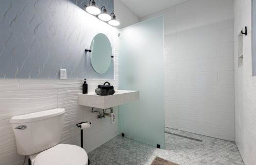 2BR Haven: Remodeled Gem! - Foto 11