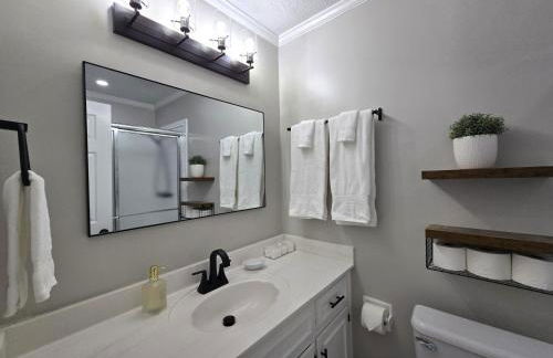 Cozy 5BR Family Retreat Firepit Games Patio - Foto 59