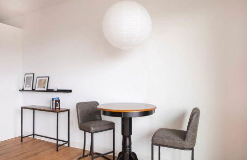 Chic East Side 1BR Apt with Balcony, Pool, and Gym - Foto 8