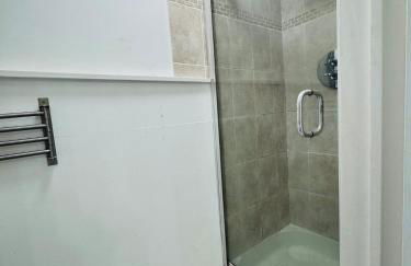 Modern 4BR House with Parking, 8 Mins to Gatwick Airport - Foto 30