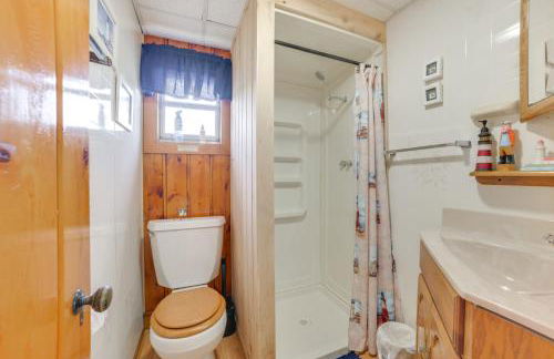 Cozy Onaway Vacation Rental with Deck and Fire Pit! - Foto 16