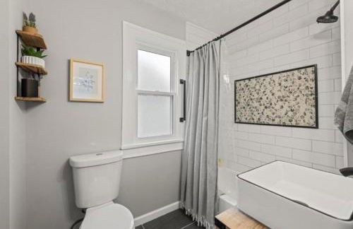 Newly Renovated and Designed Near Downtown - Foto 16