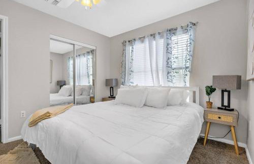 Modern 2BR near Downtown Pool, Gym, Free Parking - Foto 21