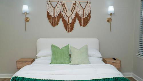 Uptown LUXE Retreat with Parking & Walk to City Center - Foto 3