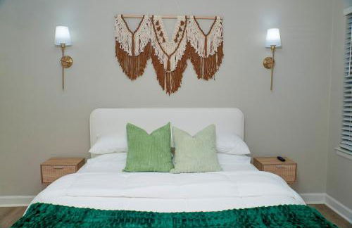 Uptown LUXE Retreat with Parking & Walk to City Center - Foto 3