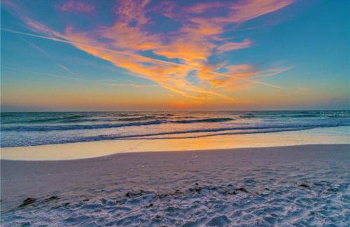 1 Block to Downtown - 7 min to beach - King bed & Free parking - Foto 3