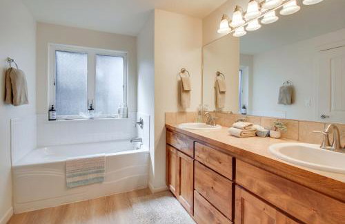 Spacious Bandon Getaway - 2 Blocks to Ocean! - Photo 18