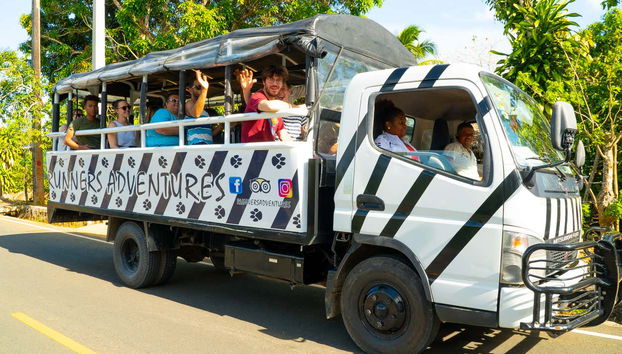 Voyagez à bord d'un camion de safari