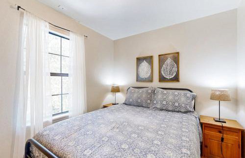 Blue Casa Rio | Riverfront Oasis with Private Beach, Deck & Fire Pit - Foto 20