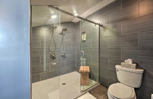 Spacious Delton Home with Fire Pit and Lake Views - Foto 27