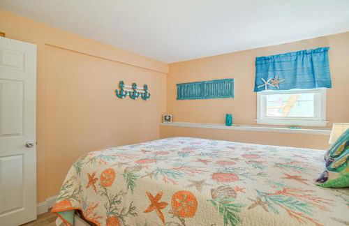 Backyard Chilling Cape Cod Home Steps to Beach - Foto 17