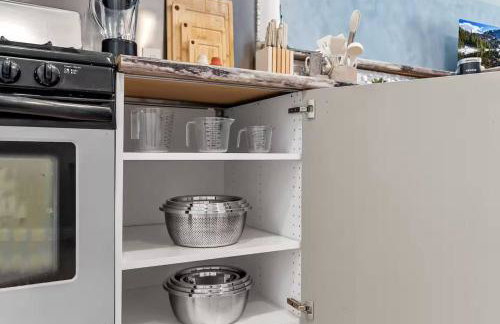 Boutique Studio Hideaway Near Forest Park - Photo 17