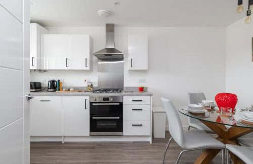 Spacious Milton Keynes Townhouse 2 Designated Parking Spaces Near Centre MK, MK Bowl, Universal Studios & Transport Links Ideal for Families & Contractors - Foto 4