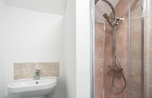 Liverpool Luxe Retreat 3 Bedroom House Next to Everton Stadium - Photo 30