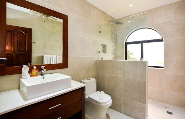 Elegant 3BR Beachfront Condo with Spacious Interior, Ocean-View Terrace & Direct Access to Playa Flamingo - Photo 23