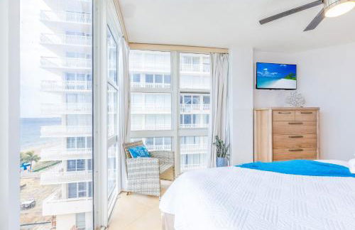 Stylish Beachfront Condo with Balcony & Ocean View - Foto 34