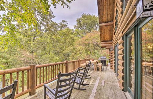 Splendid Family Cabin with Hot Tub and Grill! - Foto 30