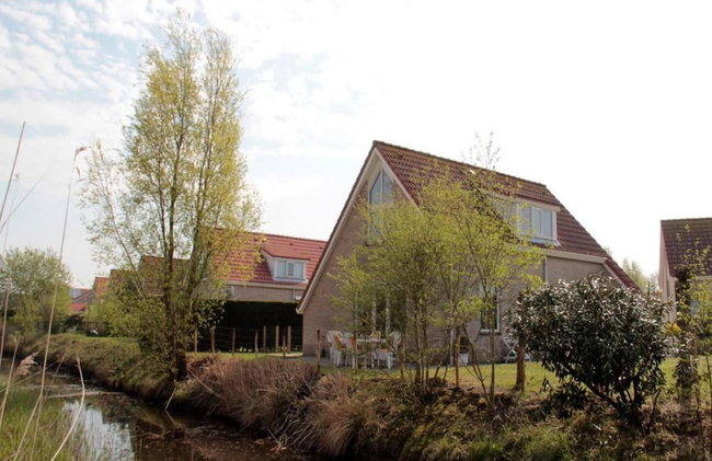 Appealing Bungalow With Garden - Photo 64