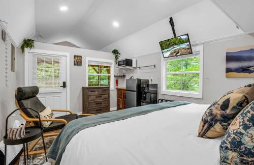 Romantic King-Bed Couples Cabin Lake Lure - Foto 8