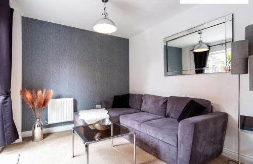 LONG STAYS 30pct OFF - Comfy 3 Bed House near City Centre - PS4 - PARKING By Klarok Short Lets & Serviced Accommodation - Photo 2