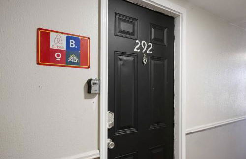 Towne Plaza Apartments #292 in the Galleria Area - Foto 22