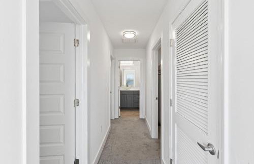 Modern Pine-Scented Retreat – 30 Mins to Beach! home - Foto 29