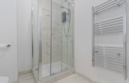 Coulsdon Grand - Sleeps 8 - 5 BR - Free Parking - Foto 3