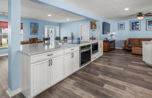 Pirates Den a 4BR Pet-Friendly Waterfront Oasis with Pool, Dock, Personal Water Boats, Fire Pit, Game Room and Bar - Foto 24